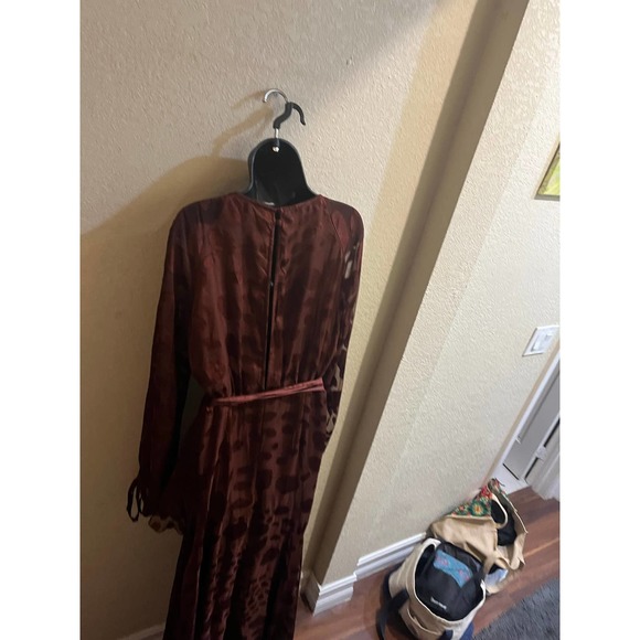 ASOS DESIGN Tall brown satin jacquard warped dot wrap maxi dress with tie waist - Picture 5 of 15